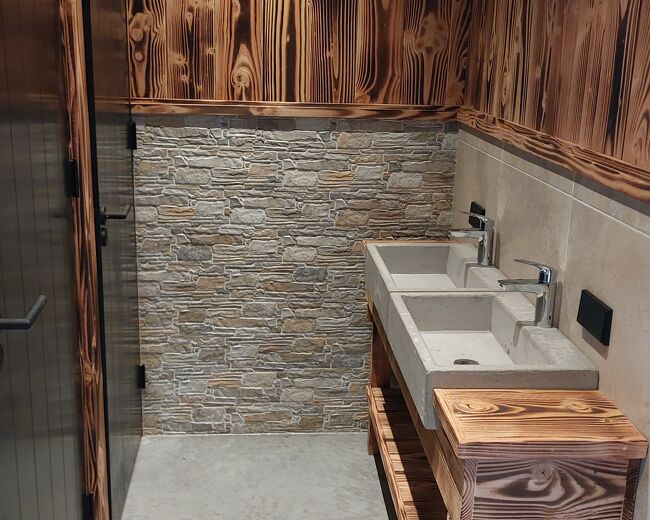 Moderne toiletruimte in receptiegebouw - vakantiepark - Van den Berg Houtbouw