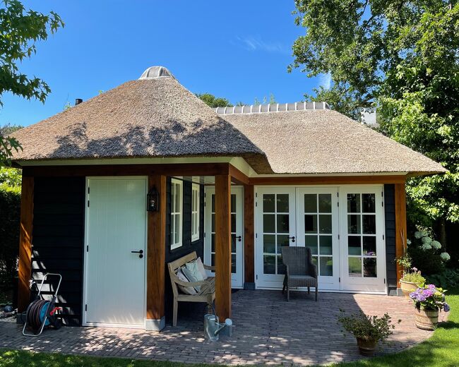 Luxe poolhouse met rietenkap bouwen? Bespreek de mogelijkheden - Van den Berg Houtbouw 