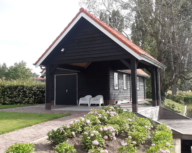 Genieten in de tuin met een bijgebouw van van den Berg Houtbouw