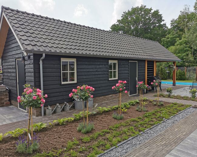 Moderne schuur met eiken palen - Luxe houtbouw - Van den Berg Houtbouw