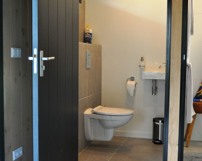 Toiletruimte poolhouse - Luxe Houtbouw