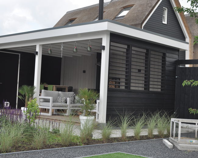 Moderne veranda met shutters - Van den Berg Houtbouw