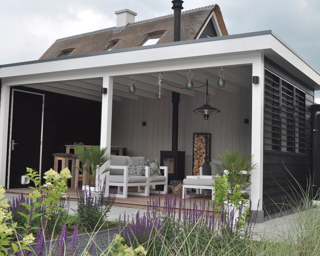 Moderne buitenkamer met shutters - Van den Berg Houtbouw