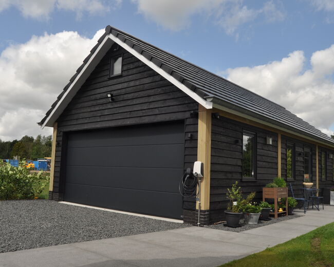 Moderne schuur met eiken palen - Luxe houtbouw - Van den Berg Houtbouw