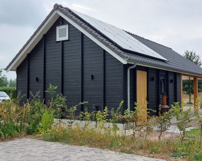 Moderne opbergruimte met verduurzaamd hout - Van den Berg Houtbouw