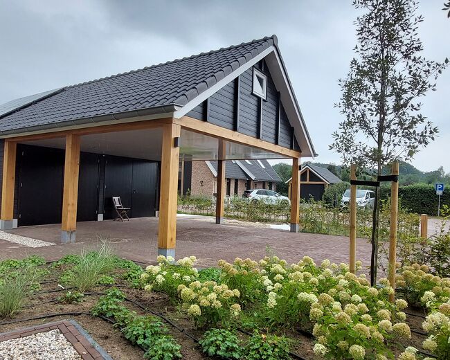 Moderne schuur met carport Hardewijk - Van den Berg Houtbouw