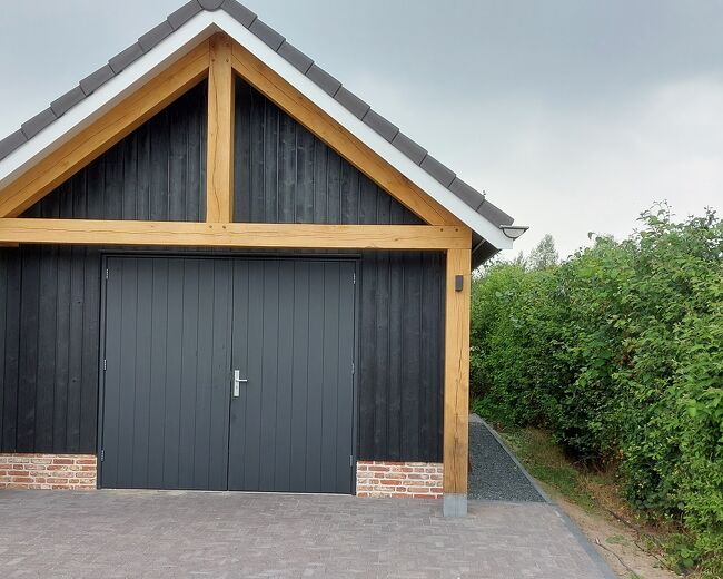 Moderne schuur met eiken palen - Luxe houtbouw - Van den Berg Houtbouw