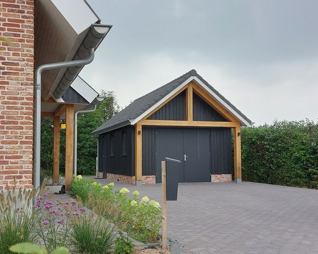 Luxe houten schuur met eiken gebinten - Van den Berg Houtbouw